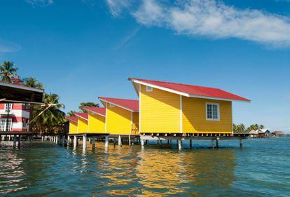 Típicas casas de madera sobre el mar en las islas de Bocas del Toro.