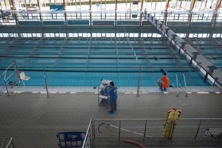 Un operario trabaja en el mantenimiento de la piscina del Club Natació Sabadell.
