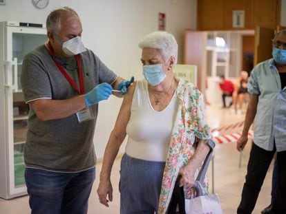 Un sanitario administra la tercera dosis de la vacuna de Pfizer en un centro de Sevilla, el 24 de noviembre.