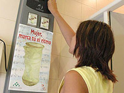 Una de las máquinas dispensadoras de preservativos femeninos en Ceuta.