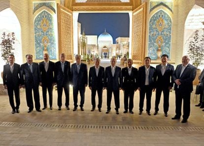 El presidente ruso Vladímir Putin (5d), entre otros líderes mundiales, durante su encuentro en Samarcanda (Uzbekistán), este jueves.