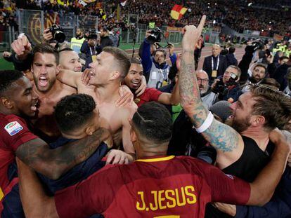 Los jugadores de la Roma celebran la victoria contra la Lazio.