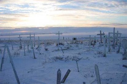En este solitario cementerio de Brevig Mission (Alaska), el virus de la <b><i>gripe española</b></i> ha guardado su profundo enigma durante más de ochenta años.