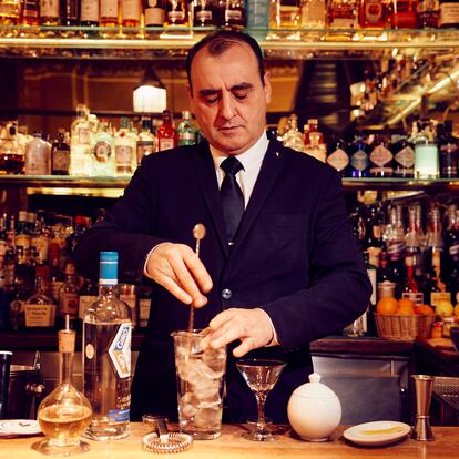 Javier Rufo, barman y encargado de camareros del Bar Cock, prepara un cóctel tras la barra. 