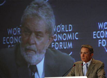 Luiz Inácio Lula da Silva (izquierda) y Álvaro Uribe, ayer en la reunión latinoamericana del Foro Económico Mundial