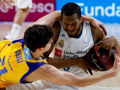 Anthony Randolph y Oriol Paulí pugnan por la pelota