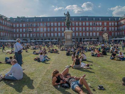 Instalación ajardinada en la Plaza Mayor de Madrid que tuvo lugar en septiembre de 2017 a cargo del artista SpY.