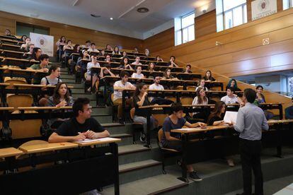 Un grupo de estudiantes, el 6 de junio en el examen de selectividad en la Complutense.
