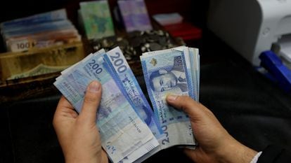 Un comerciante de divisas cuenta dirhams marroquíes en una casa de cambio en Rabat, Marruecos, el 20 de febrero de 2020.