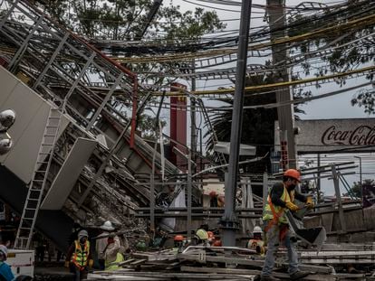 Cuadrillas de trabajadores laboran en la remoción de escombro y estructuras en la zona donde ocurrió el accidente de la linea 12 del metro en Ciudad de México el día 05 de mayo de 2021.