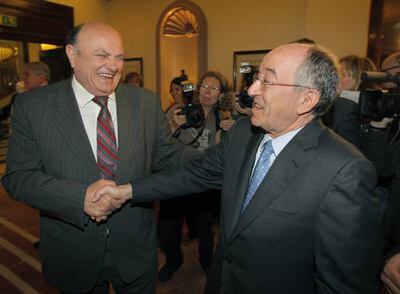 Juan Ramón Quintás, presidente de la CECA, y el presidente del Banco de España, Miguel Ángel Fernández Ordoñez.