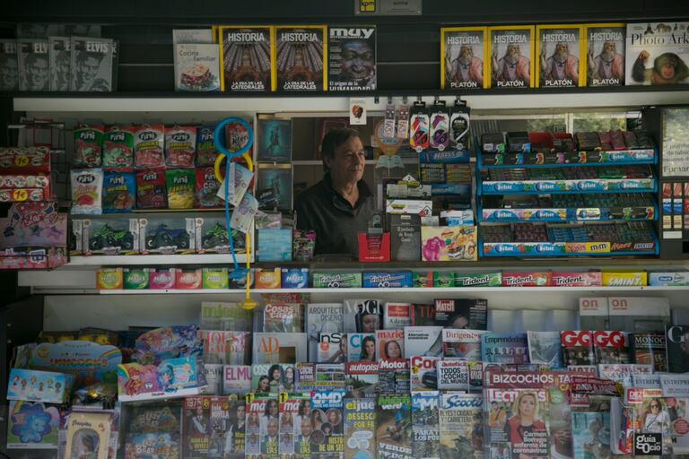 Una Manana Con Tres Generaciones De Quiosqueros Madrid El Pais Universidad de santiago de compostela y vigo. tres generaciones de quiosqueros