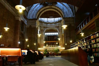 La biblioteca de las Escuelas Pías, un centro asociado a la UNED, está construida dentro de las ruinas de la iglesia de las Escuelas Pías de San Fernando, en el céntrico barrio madrileño de Lavapiés. La iglesia, en sus inicios llamada la ermita del Pilar, fue proyectada por el arquitecto de la orden Gabriel Escribano ente 1763 y 1791 gracias a los donativos de los reyes Carlos III y Carlos IV y de otros nobles de la época. El edificio fue incendiado y saqueado por miembros de la CNT durante la Guerra Civil española y tras medio siglo de abandono en 1996 fue declarado Bien de Interés Cultural. A finales de la década de 1990 fue restaurado por el arquitecto J. I. Linazasoro. Hoy la que es una de las sedes de la Universidad Nacional de Educación a Distancia se puede visitar.