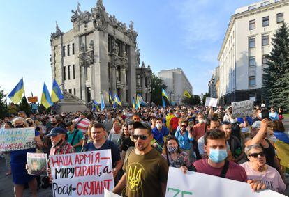 Protesta este lunes en Kiev frente a la sede presidencial contra las iniciativas para la tregua en el Donbás de Zelenski.