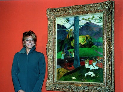 Carmen Cervera posa ante el cuadro de Paul Gauguin 'Mata Mua', en la inauguracion en 1999 de la exposicion 'Del impresionismo a la Vanguardia' de la coleccion Carmen Thyssen-Bornemisza.