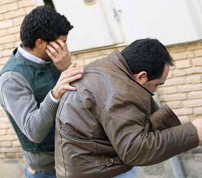 Uno de los detenidos en Librilla es conducido por un agente de la Unidad Central Operativa (UCO) al interior del Ayuntamiento de la localidad