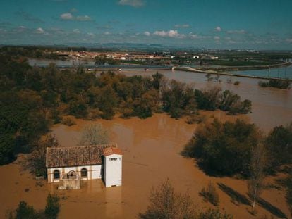 Desbordamiento del rio Ebro a la altura de Boquiñeni. Al fondo, el municipio de Pradilla.