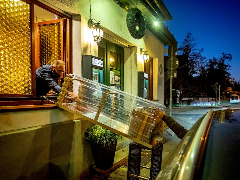 Un restaurante de Fráncfort reparte comida para recoger ante el cierre de la hostelería en Alemania.