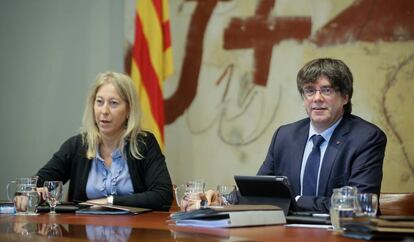 La consellera de Presidència, Neus Munté, i el president, Carles Puigdemont, a la reunió de Govern.