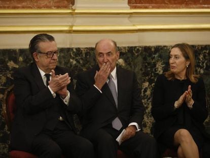 Miquel Roca, Miguel Herrero de Miñón y Ana Pastor, durante el homenaje. 