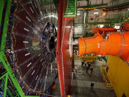 Vista lateral de l'experiment CMS, un dels més grans del CERN.