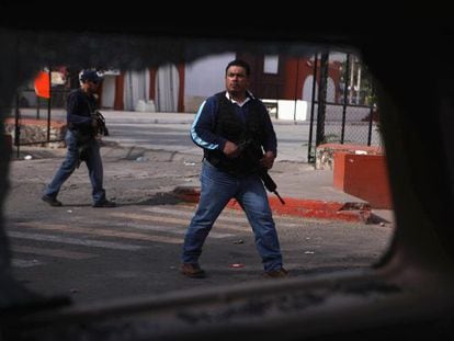 Polic&iacute;a vestidos de civil despu&eacute;s del tiroteo en Apatzingan. 