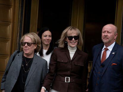 E. Jean Carroll con su equipo legal y, a su derecha, Roberta Kaplan, el 9 de mayo en Nueva York.