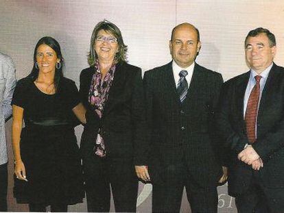 La gerente de Pescamar (segunda por la izquierda), junto a la conselleira de Mar y el secretario de este departamento (con corbata roja), en 2011.