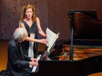 Reinbert de Leeuw y Barbara Hannigan durante su interpretación de 'Socrate' de Eric Satie.