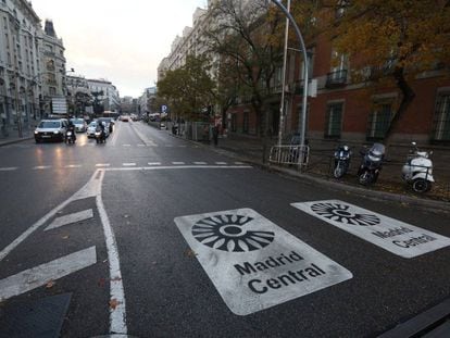 La señalización de Madrid Central consiste en una doble línea roja de 10 kilómetros lineales y pictogramas en las entradas del área de acceso restringido.