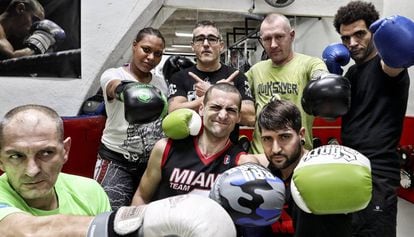 Participantes en el programa de deportes para toxicómanos, en el gimnasio.