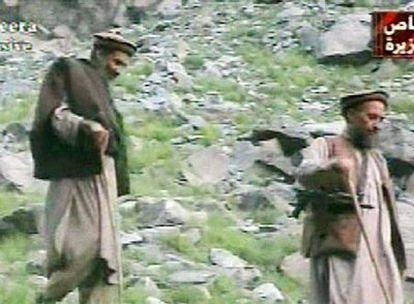 Osama bin Laden (izquierda) camina junto a su segundo al mando, Ayman al Zawahiri en una imagen del vídeo (sin fecha) remitido a la cadena de televisión Al Jazira en vísperas del segundo aniversario de los atentados del 11 de septiembre de 2001.