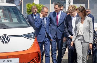 El presidente del Gobierno, Pedro Sánchez, entre los dirigentes de Volkswagen a la salida del acto. 