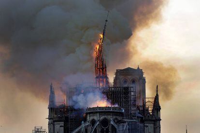 Instante en el que la aguja de la catedral se desploma a causa del incendio.