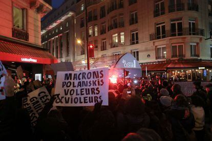 Manifestación feminista en protesta contra Roman Polanski a las puertas de la Salle Pleyel de París, donde se celebró la edición  de 2020 de los Premios César.