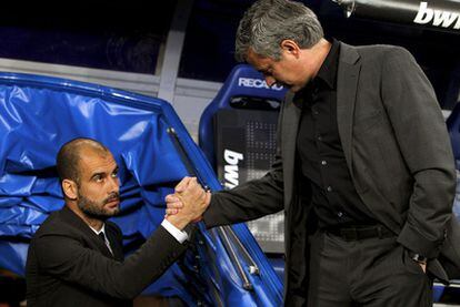El saludo entre Mourinho y Guardiola, los entrenadores de los dos grandes del fútbol español.