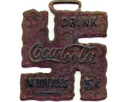Coca-Cola y las cervezas Carlsberg, entre otras empresas, adoptaron la esvástica como símbolo de buena suerte. La marca de refrescos creó esta insignia en 1925.