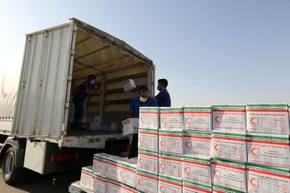 Operarios de la Media Luna Roja Iraní preparan un cargamento de equipos de rescate en el aeropuerto de Mehr-Abad, en Teherán. Irán está enviando material para montar un hospital de emergencia en Beirut.