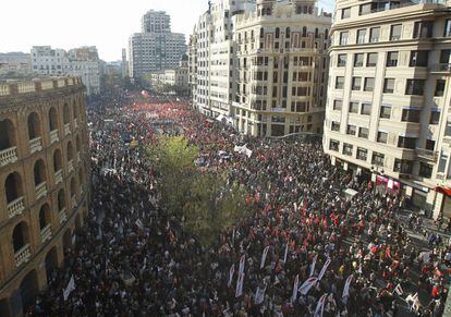 Miles de personas se manifiestan en Valencia contra la reforma laboral y en apoyo de la huelga general convocada para hoy en toda España.