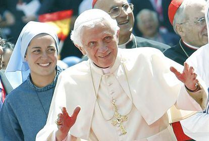 El papa Benedicto XVI, a su llegada al encuentro que ha mantenido con jóvenes religiosas en El Escorial