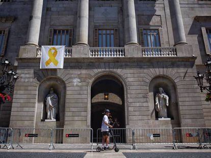 La pancarta con el lazo amarillo colgada este lunes en el Ayuntamiento de Barcelona.