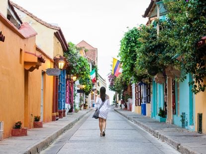 Una mujer camina en la ciudad amurallada de Cartagena de Indias.