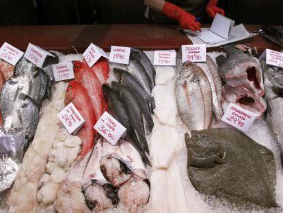 Puesto de venta de pescado de un mercado. 