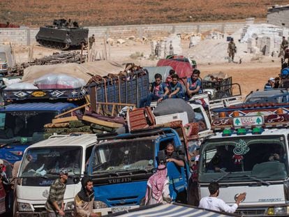 Refugiados sirios se identifican ante las fuerzas de seguridad libanesas  durante un retorno organizado este verano desde la localidad de Arsal y fronteriza con Siria 