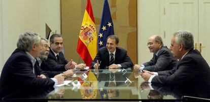 De izquierda a derecha: Toxo (CC OO), Méndez (UGT), el ministro Corbacho, Zapatero, Díaz Ferrán y Bárcenas
