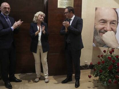 Pilar Goya, viuda de Rubalcaba, entre el rector de la UCM, Joaquín Goyache, y el decano de la facultad de Química, Francisco Ortega. En vídeo, la viuda de Rubalcaba agradece las muestras de cariño recibidas.