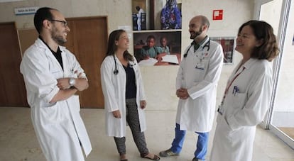 Los doctores Germán Ramírez, Marta Arsuaga, Fernando de la Calle y Mar Lago, que atendieron al misionero Miguel Pajares.