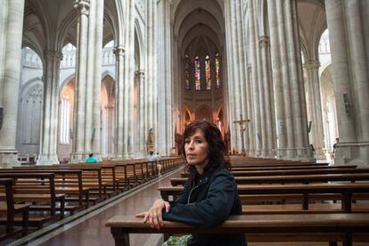 Julieta A&ntilde;azco, sobreviviente de abuso sexual eclesi&aacute;stico en su infancia, en la catedral de La Plata.