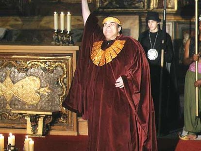 Francisco Maestre, como Herodes, en un ensayo de 'Auto de los Reyes Magos'.