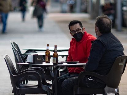 Dos comensales disfrutan en una terraza de un bar de Carabanchel, el pasado 12 de febrero.